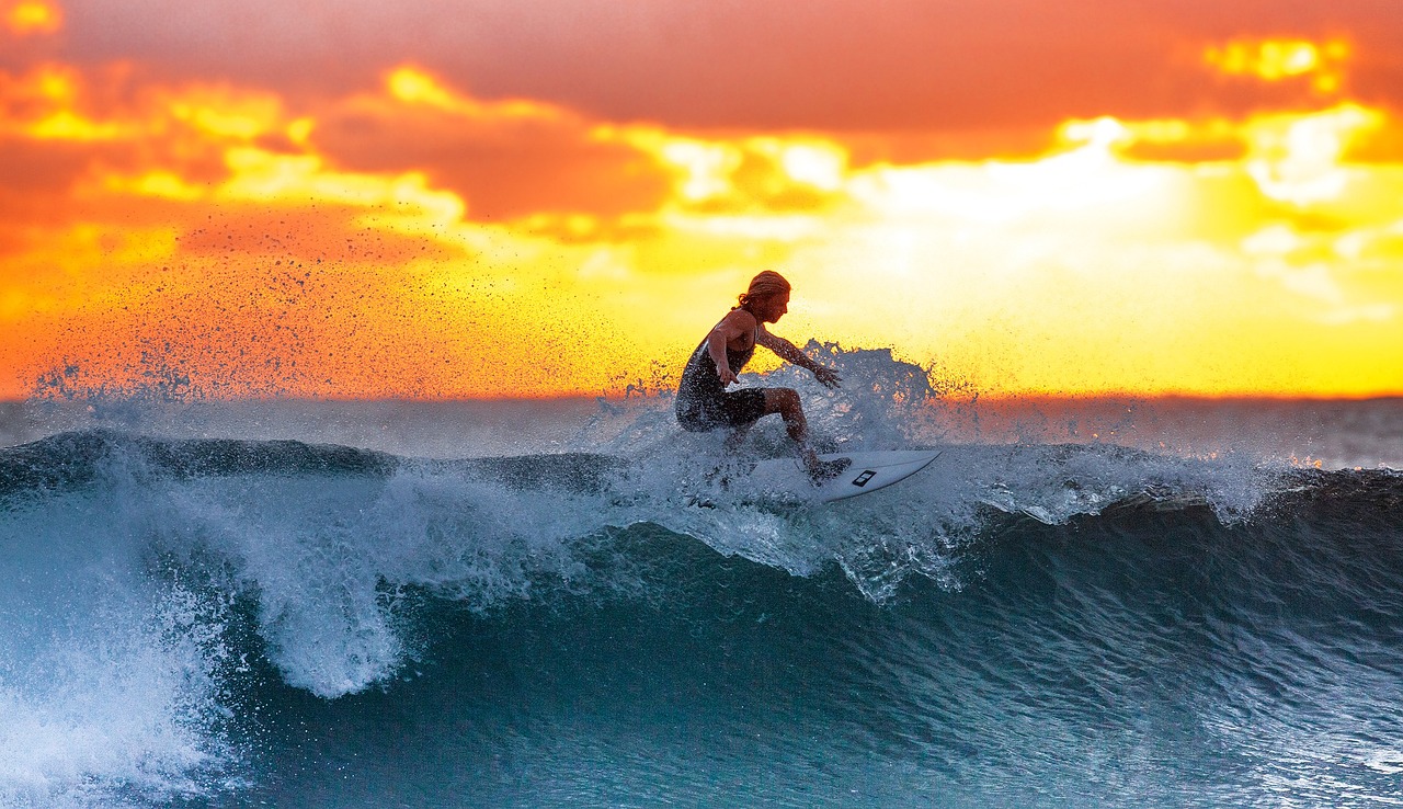 jak trenować w wakacje - spróbuj lokalnych atrakcji jak surfing